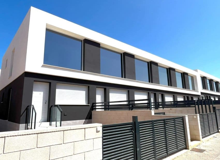 3 soverom Hus til salgs i Gran Alacant med svømmebasseng garasje - € 289 000 (Ref: 9834847)