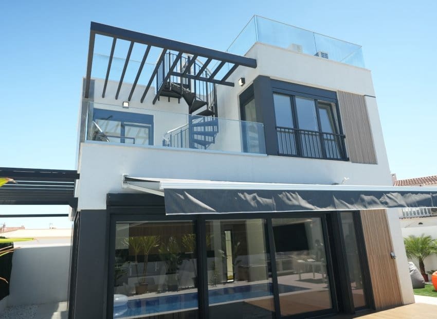 3 soveværelse Villa til salg i La Nucia med swimmingpool - € 530.000 (Ref: 9944944)