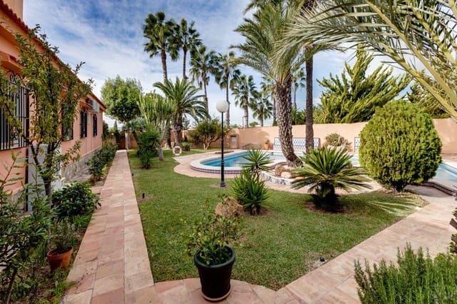 Chalet de 5 habitaciones en El Chaparral - La Siesta - La Torreta, Torrevieja en venta con piscina garaje - 850.000 € (Ref: 10165049)