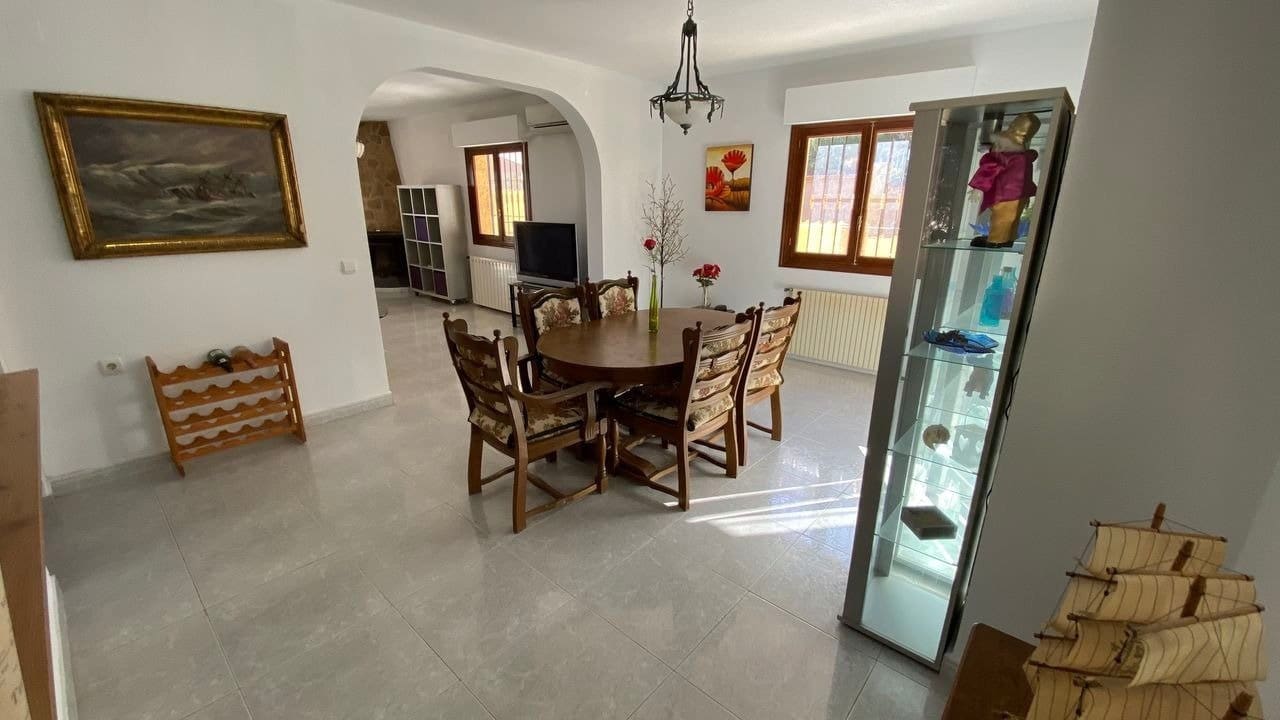 6 bedroom Villa for sale in Filipinas with pool - € 450,000 (Ref: 6157511)