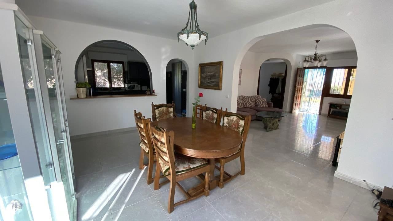6 bedroom Villa for sale in Filipinas with pool - € 450,000 (Ref: 6157511)