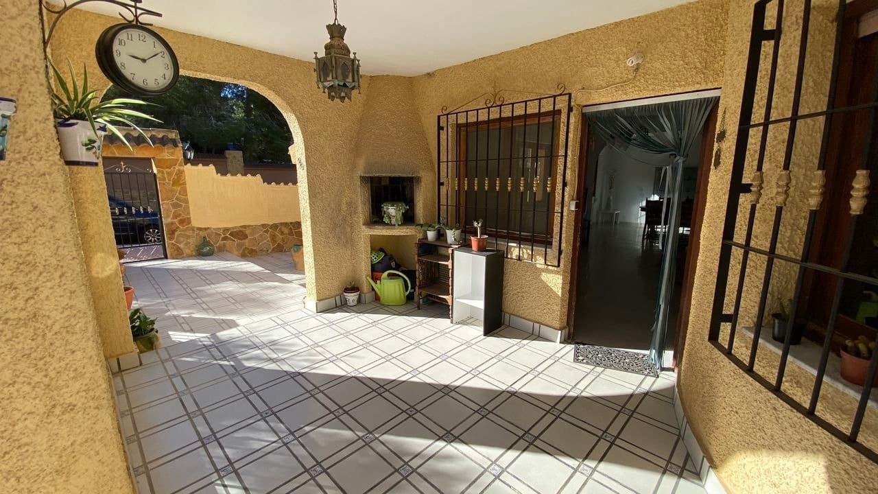 6 bedroom Villa for sale in Filipinas with pool - € 450,000 (Ref: 6157511)