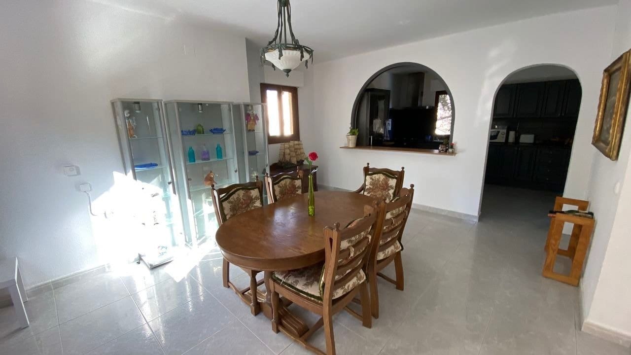 6 bedroom Villa for sale in Filipinas with pool - € 450,000 (Ref: 6157511)