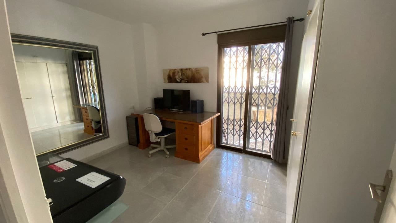 6 bedroom Villa for sale in Filipinas with pool - € 450,000 (Ref: 6157511)