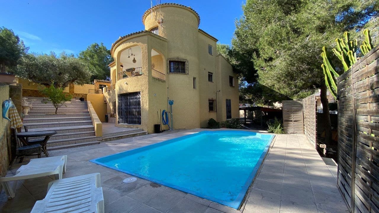 6 bedroom Villa for sale in Filipinas with pool - € 450,000 (Ref: 6157511)