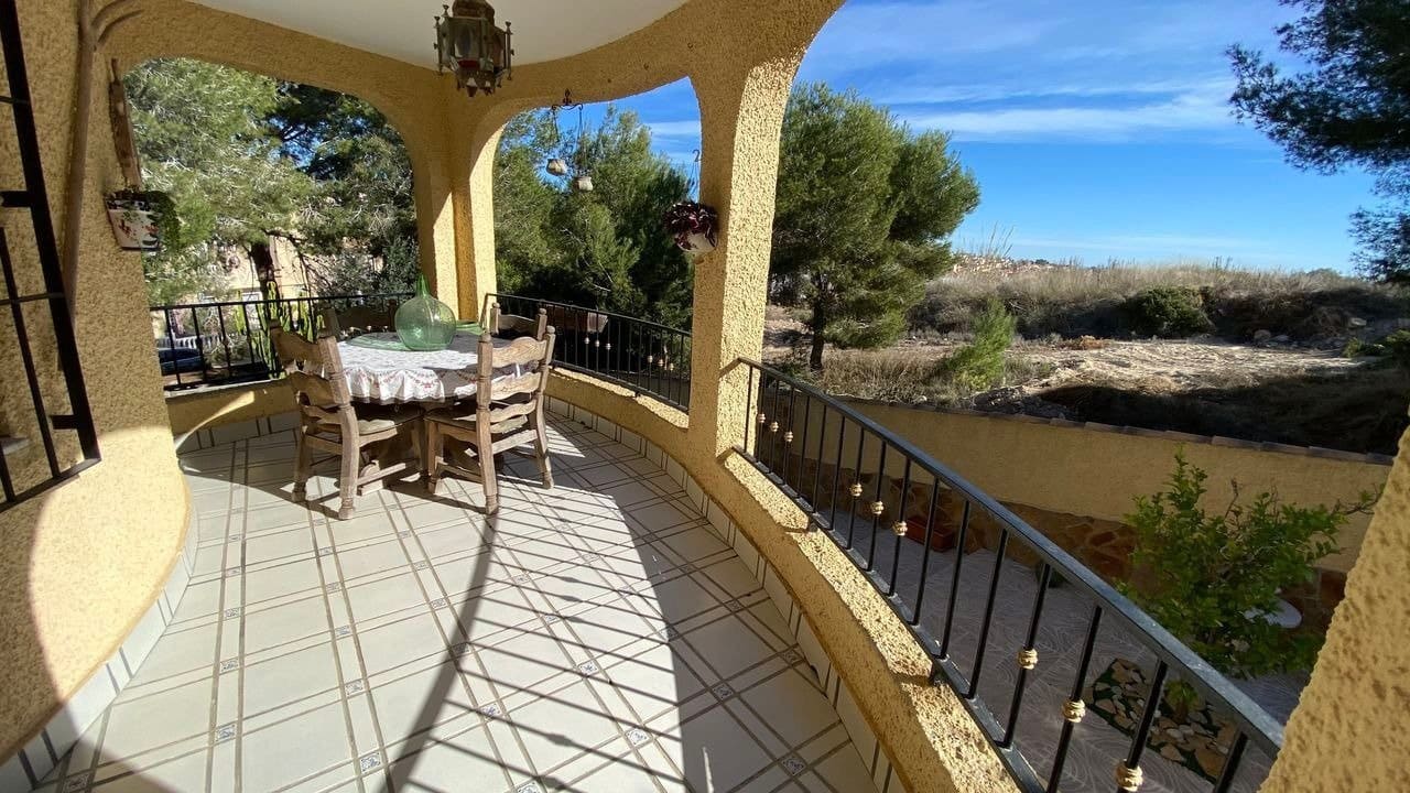 6 bedroom Villa for sale in Filipinas with pool - € 450,000 (Ref: 6157511)