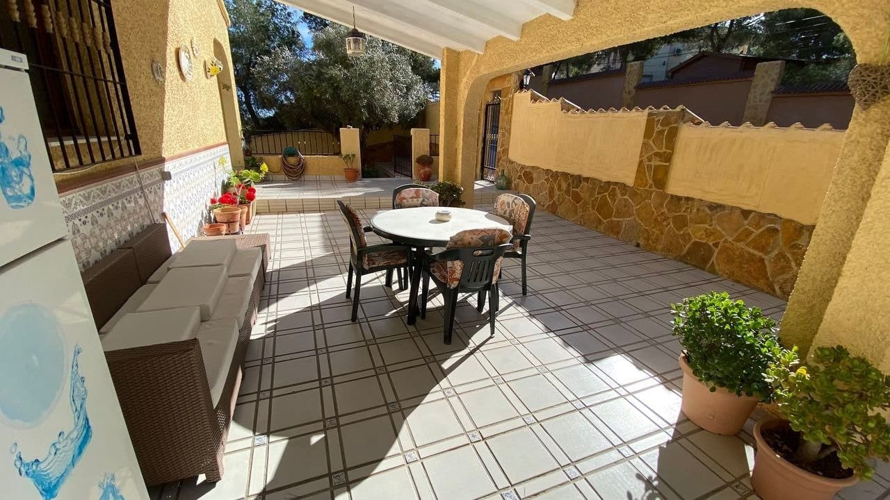 6 bedroom Villa for sale in Filipinas with pool - € 450,000 (Ref: 6157511)