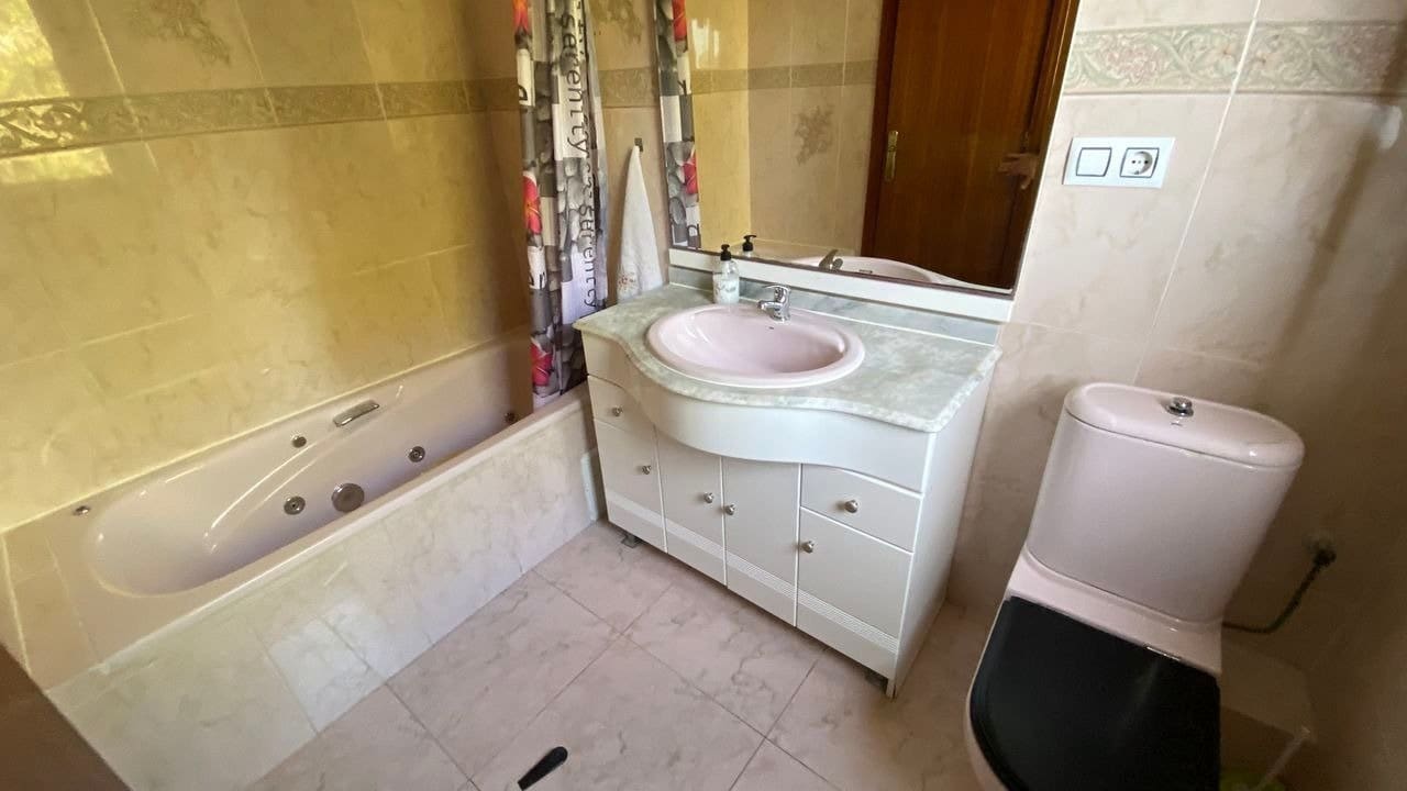 6 bedroom Villa for sale in Filipinas with pool - € 450,000 (Ref: 6157511)