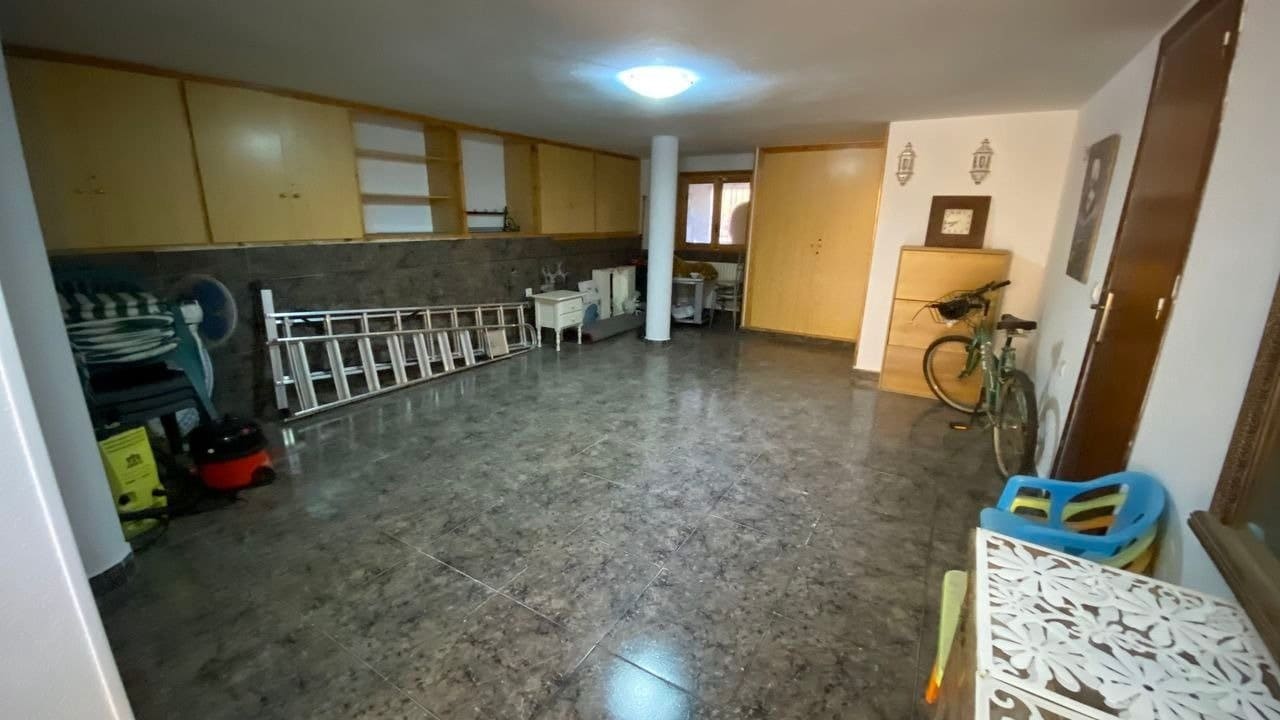 6 bedroom Villa for sale in Filipinas with pool - € 450,000 (Ref: 6157511)