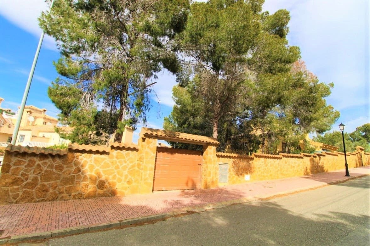 6 bedroom Villa for sale in Filipinas with pool - € 450,000 (Ref: 6157511)