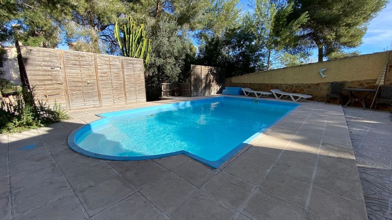 6 bedroom Villa for sale in Filipinas with pool - € 450,000 (Ref: 6157511)