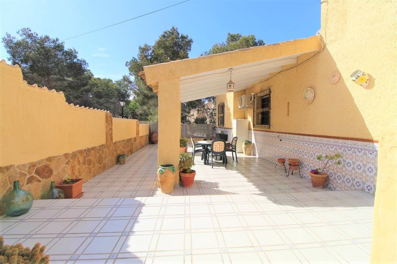 6 bedroom Villa for sale in Filipinas with pool - € 450,000 (Ref: 6157511)