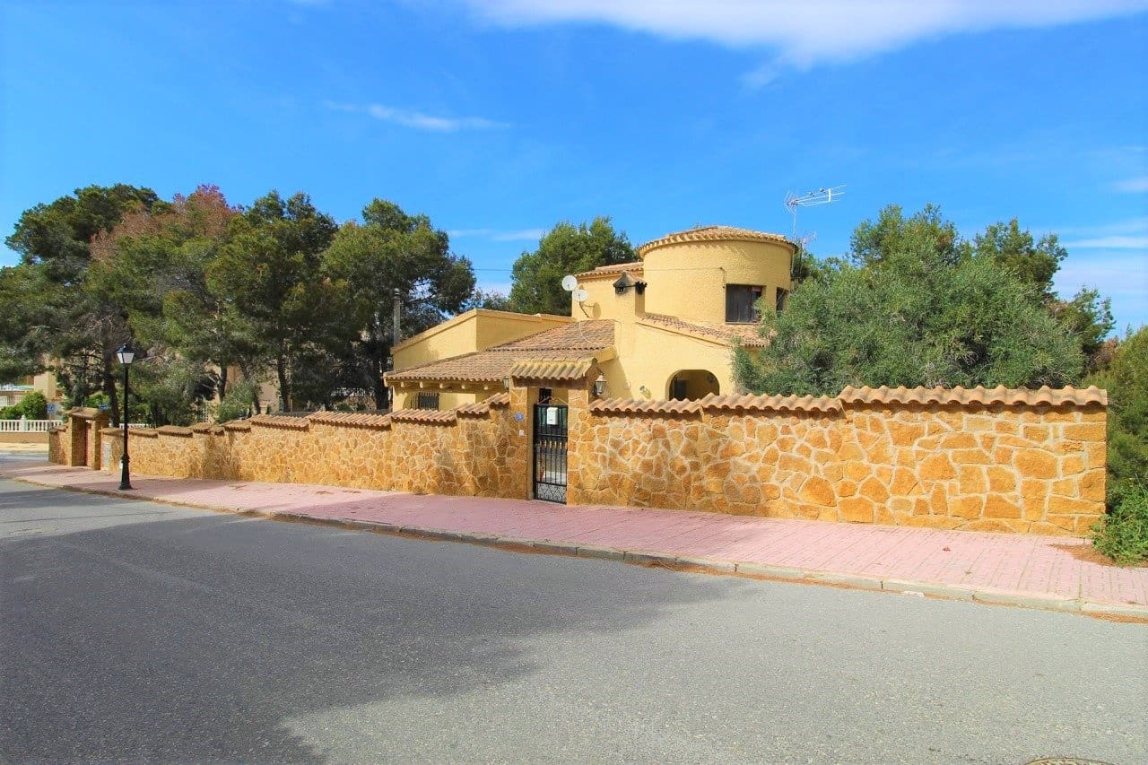 6 bedroom Villa for sale in Filipinas with pool - € 450,000 (Ref: 6157511)