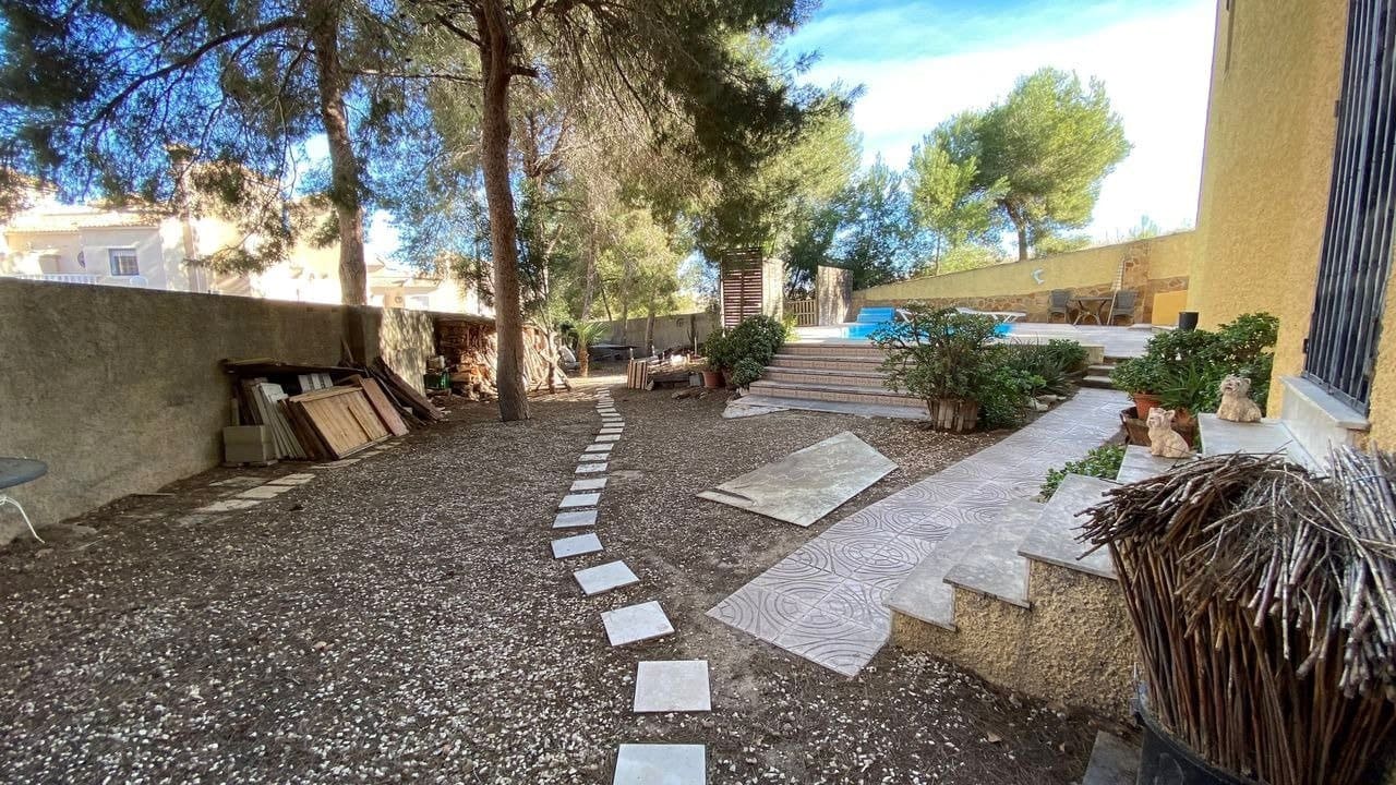 6 bedroom Villa for sale in Filipinas with pool - € 450,000 (Ref: 6157511)