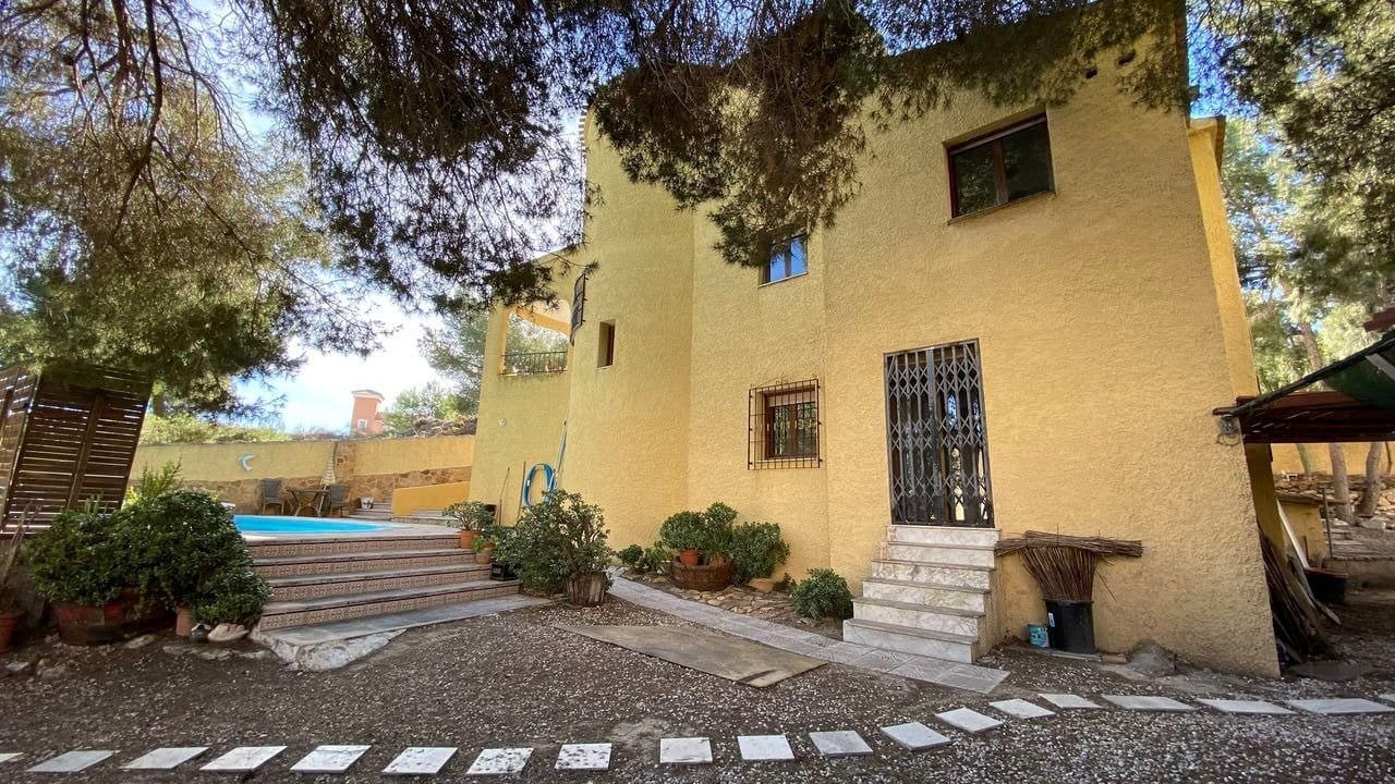 6 bedroom Villa for sale in Filipinas with pool - € 450,000 (Ref: 6157511)