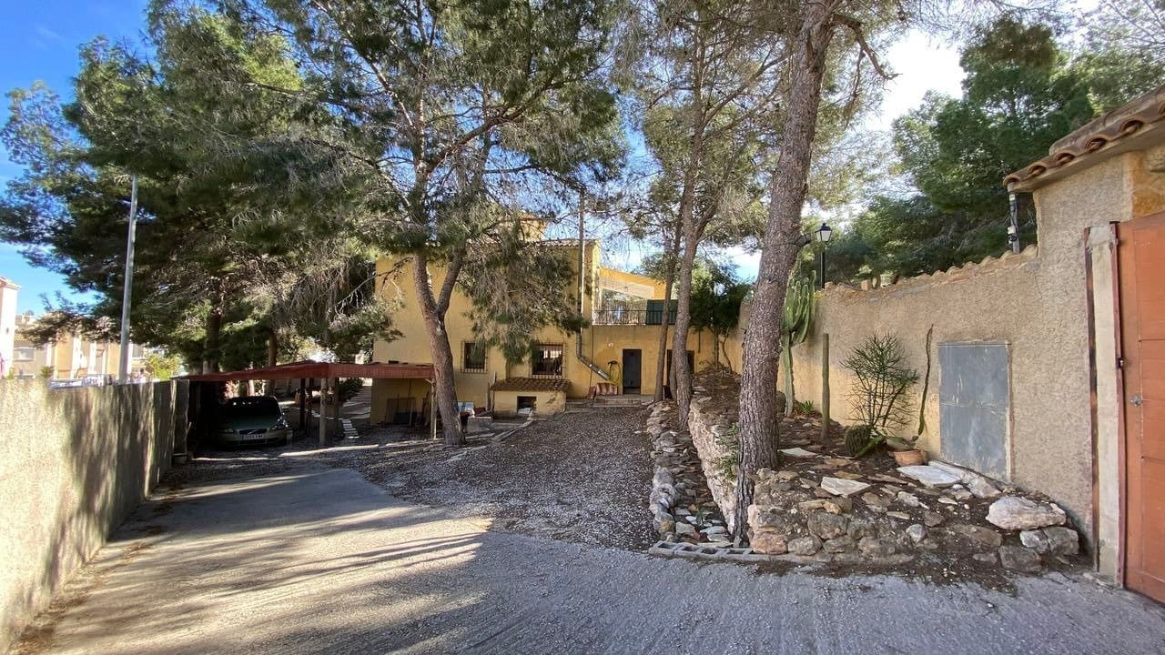 6 bedroom Villa for sale in Filipinas with pool - € 450,000 (Ref: 6157511)