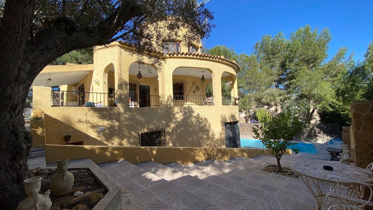 6 bedroom Villa for sale in Filipinas with pool - € 450,000 (Ref: 6157511)