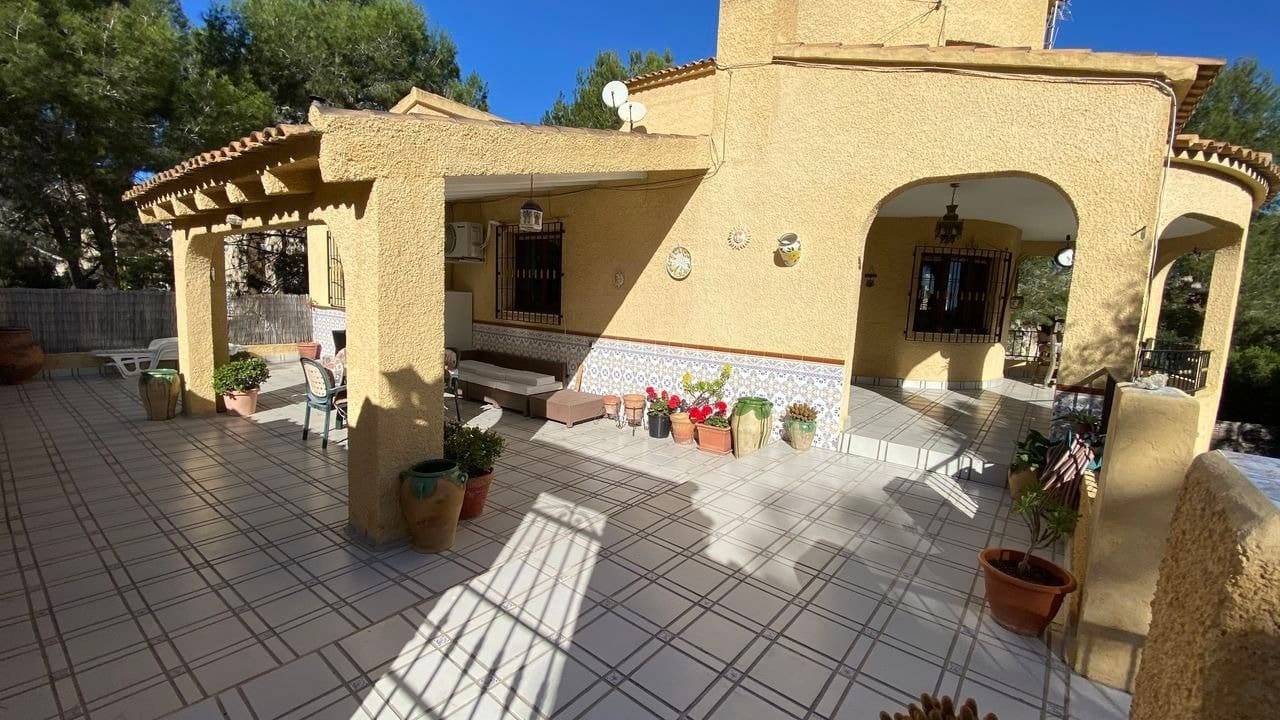 6 bedroom Villa for sale in Filipinas with pool - € 450,000 (Ref: 6157511)