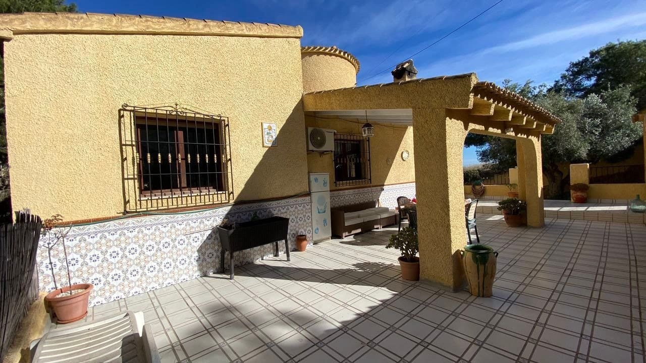 6 bedroom Villa for sale in Filipinas with pool - € 450,000 (Ref: 6157511)