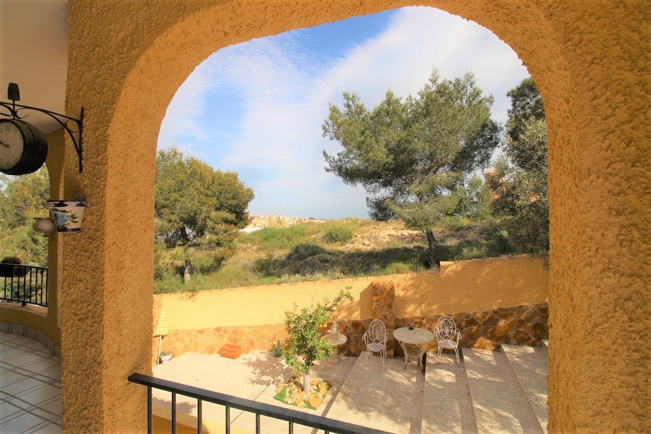 6 bedroom Villa for sale in Filipinas with pool - € 450,000 (Ref: 6157511)