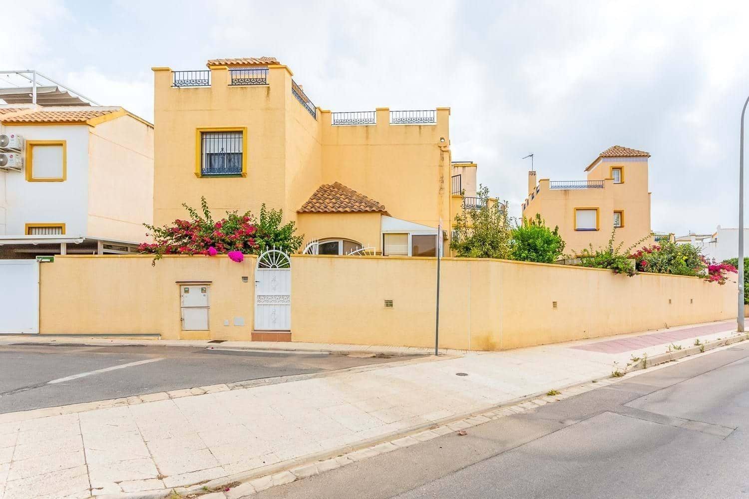 3 chambre Villa/Maison à vendre à Playa Flamenca avec piscine - 285 000 € (Ref: 8843379)