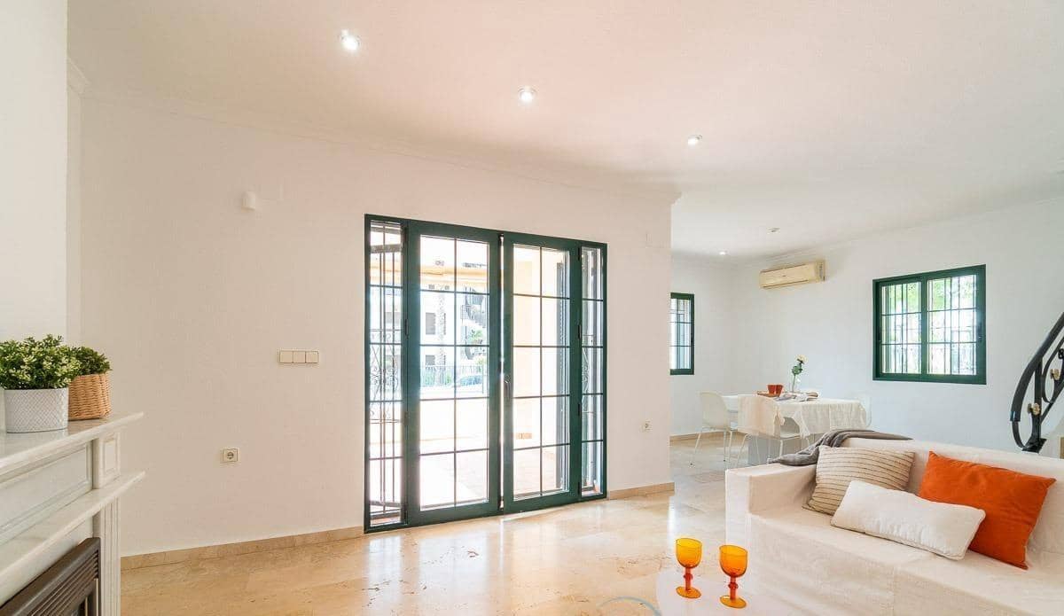 3 chambre Villa/Maison à vendre à Villamartin avec piscine - 379 000 € (Ref: 9198448)