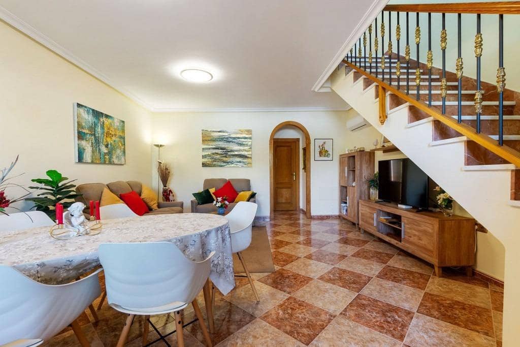 3 makuuhuone Rivitalo myytävänä paikassa Torrevieja mukana 
autotalli - 279 000 € (Ref: 9568522)