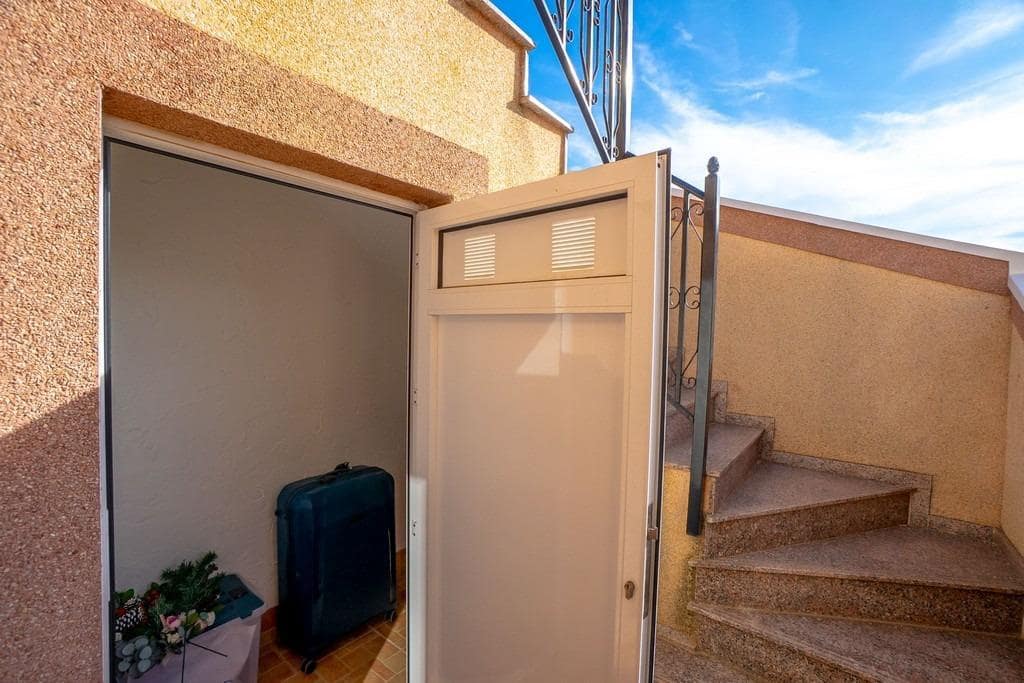 3 makuuhuone Rivitalo myytävänä paikassa Torrevieja mukana 
autotalli - 279 000 € (Ref: 9568522)