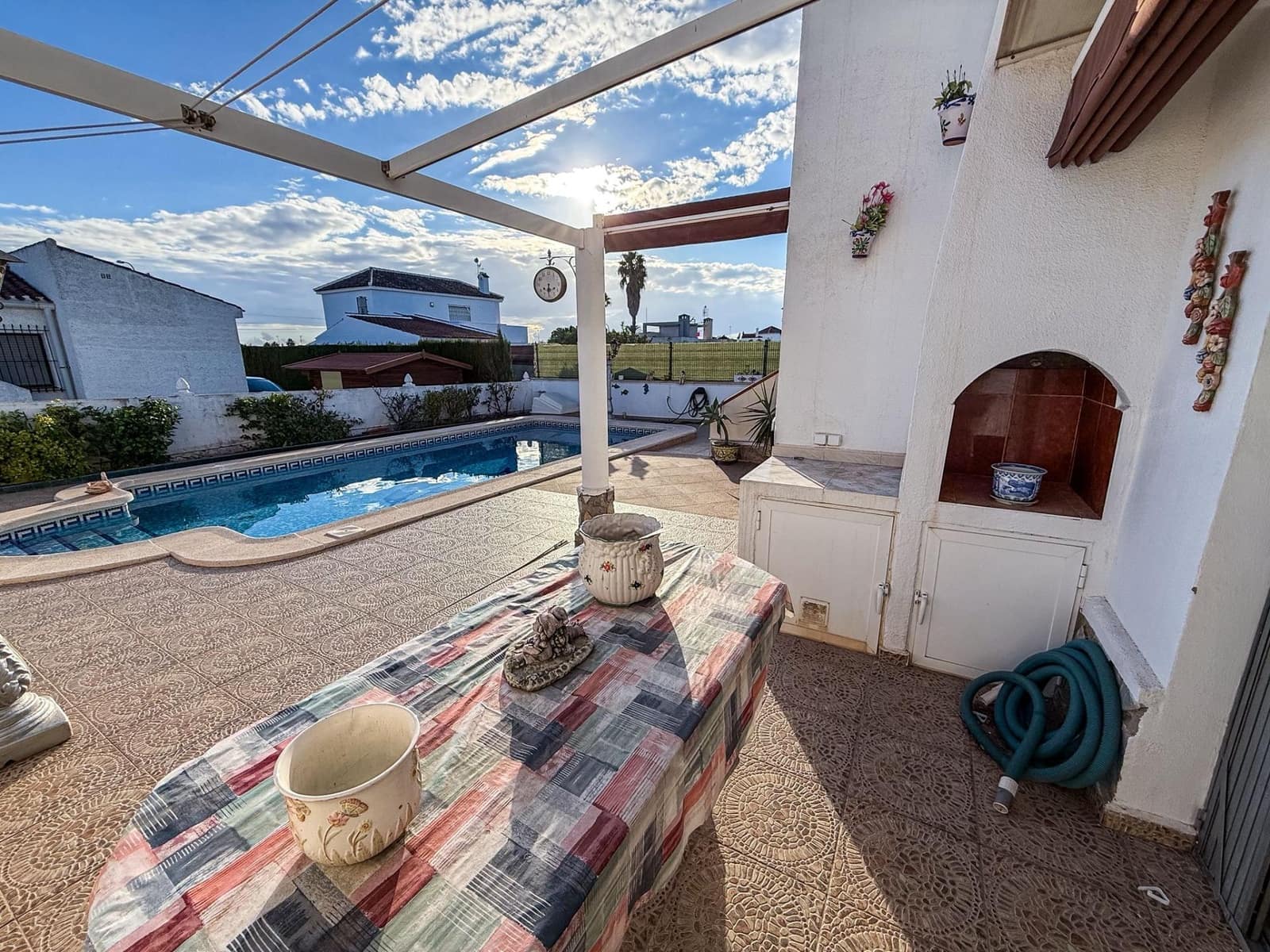 4 bedroom Villa for sale in La Siesta with garage - € 385,000 (Ref: 9651897)
