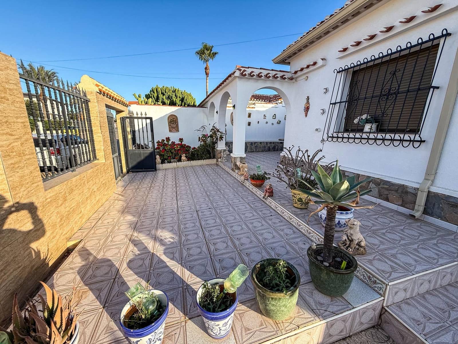 4 bedroom Villa for sale in La Siesta with garage - € 385,000 (Ref: 9651897)