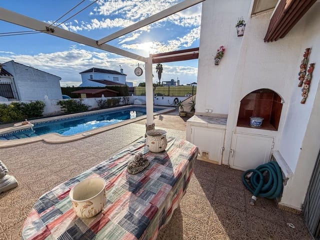 Chalet de 4 habitaciones en La Siesta, Torrevieja en venta con garaje - 385.000 € (Ref: 9651897)