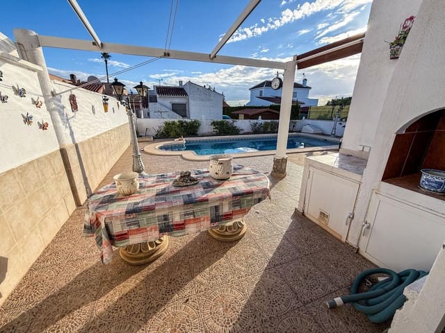 Chalet de 4 habitaciones en La Siesta, Torrevieja en venta con garaje - 385.000 € (Ref: 9651897)
