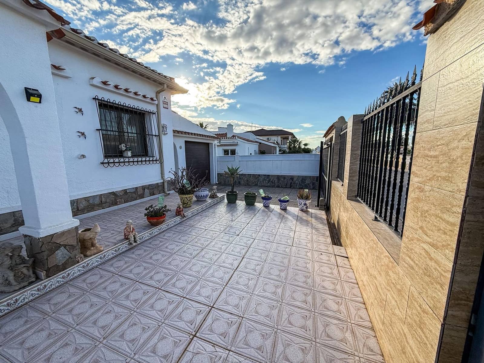 4 bedroom Villa for sale in La Siesta with garage - € 385,000 (Ref: 9651897)