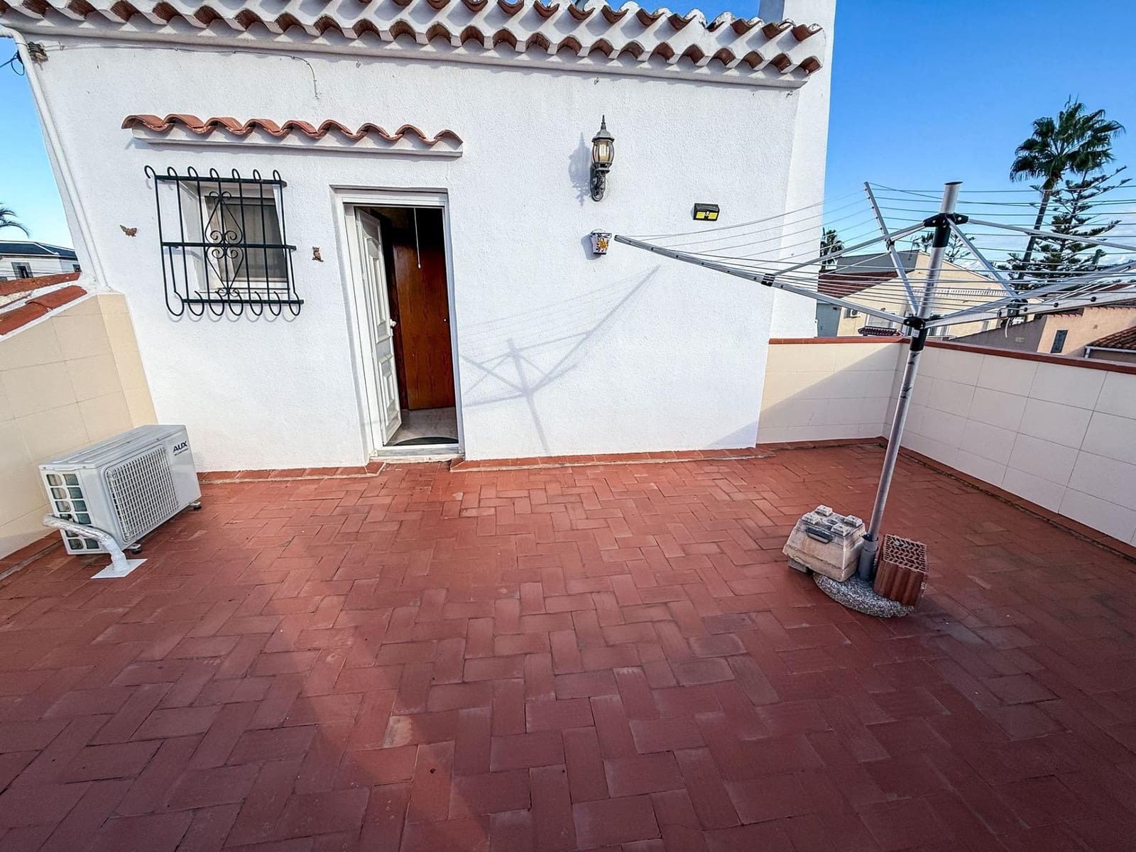 4 bedroom Villa for sale in La Siesta with garage - € 385,000 (Ref: 9651897)