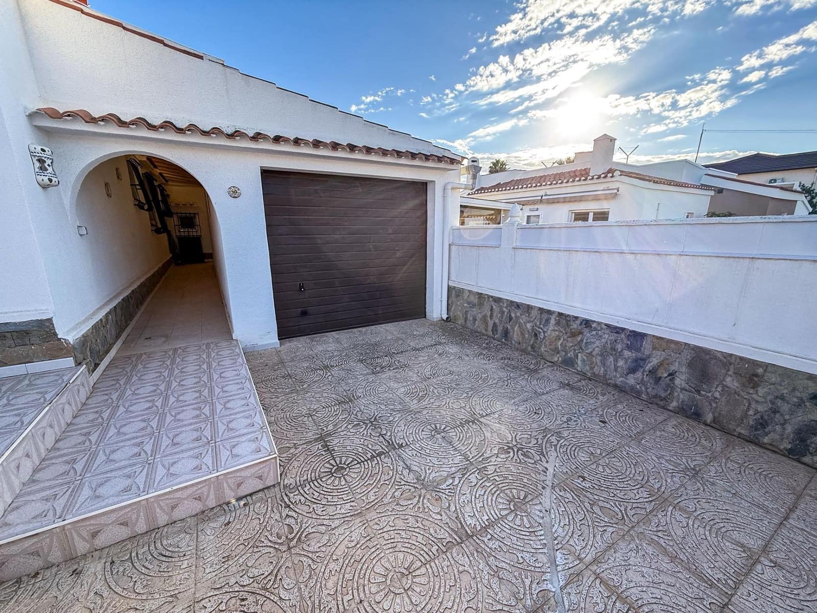 4 bedroom Villa for sale in La Siesta with garage - € 385,000 (Ref: 9651897)