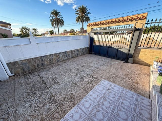 Chalet de 4 habitaciones en La Siesta, Torrevieja en venta con garaje - 385.000 € (Ref: 9651897)
