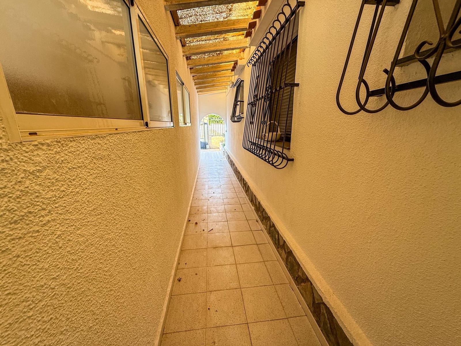 4 bedroom Villa for sale in La Siesta with garage - € 385,000 (Ref: 9651897)