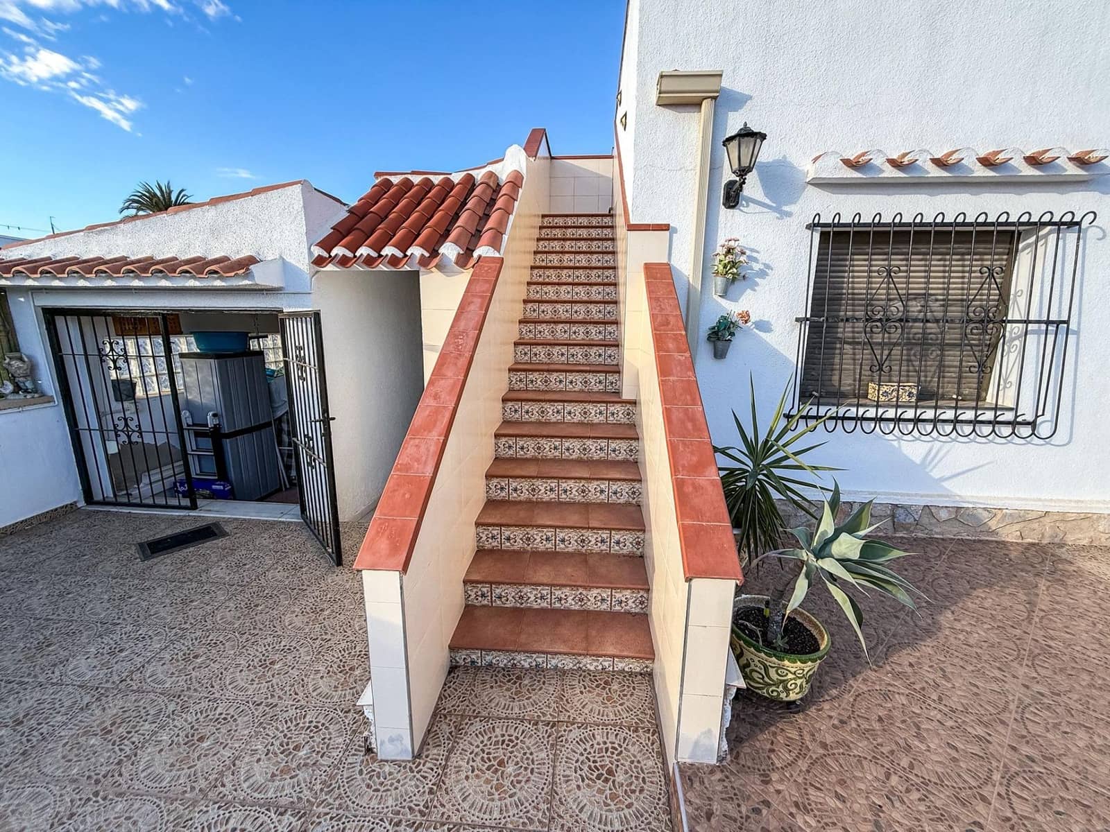 4 bedroom Villa for sale in La Siesta with garage - € 385,000 (Ref: 9651897)