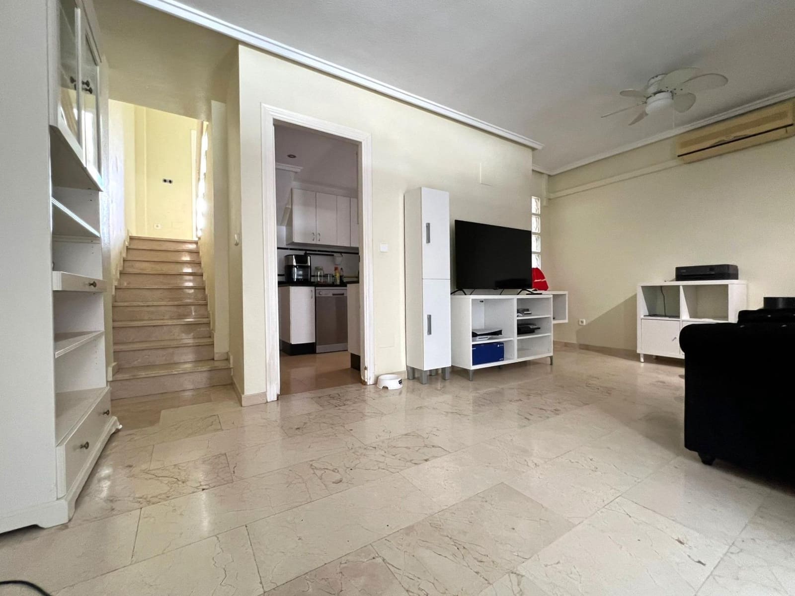 Casa de 4 habitaciones en Villamartin en venta - 238.000 € (Ref: 9743102)