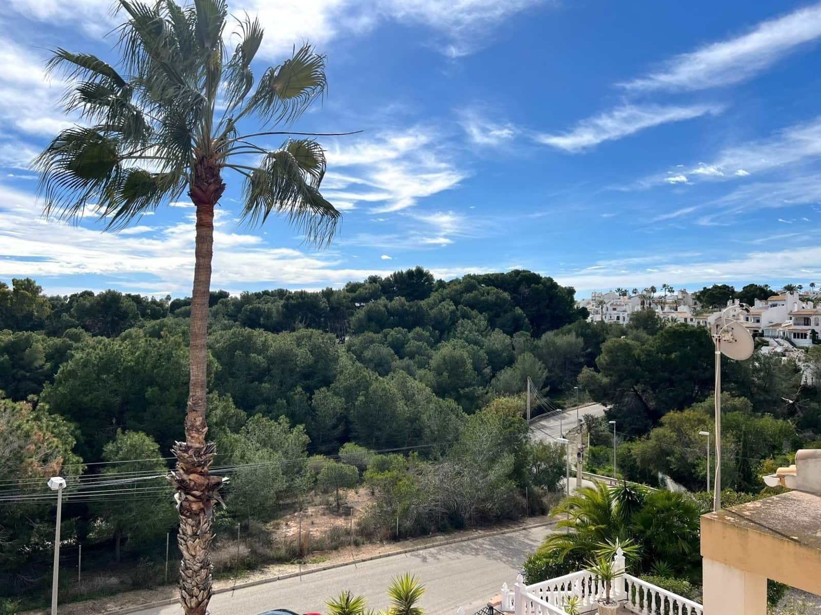 Casa de 4 habitaciones en Villamartin en venta - 238.000 € (Ref: 9743102)