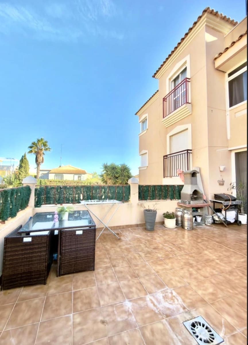 2 makuuhuone Rivitalo myytävänä paikassa La Florida - 179 900 € (Ref: 9866972)