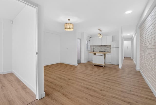 Apartamento de 3 habitaciones en Centro, Torrevieja en venta - 130.000 € (Ref: 9866975)
