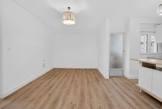 Apartamento de 3 habitaciones en Centro, Torrevieja en venta - 130.000 € (Ref: 9866975)