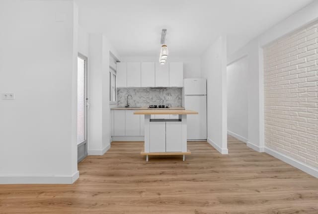 Apartamento de 3 habitaciones en Centro, Torrevieja en venta - 130.000 € (Ref: 9866975)