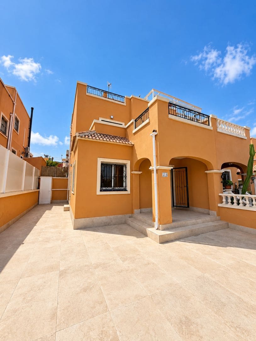 3 bedroom Villa for sale in La Florida with pool - € 249,000 (Ref: 9888087)