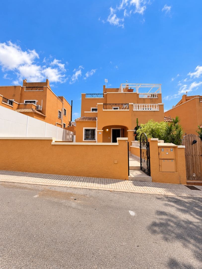 3 bedroom Villa for sale in La Florida with pool - € 249,000 (Ref: 9888087)