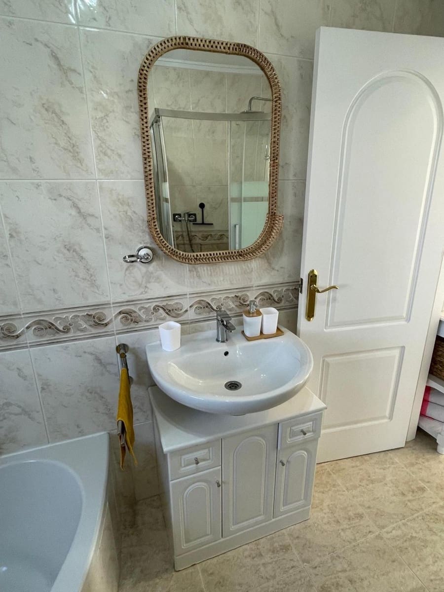 3 slaapkamer Rijtjeshuis te koop in Dona Pepa met zwembad - € 239.900 (Ref: 9892305)