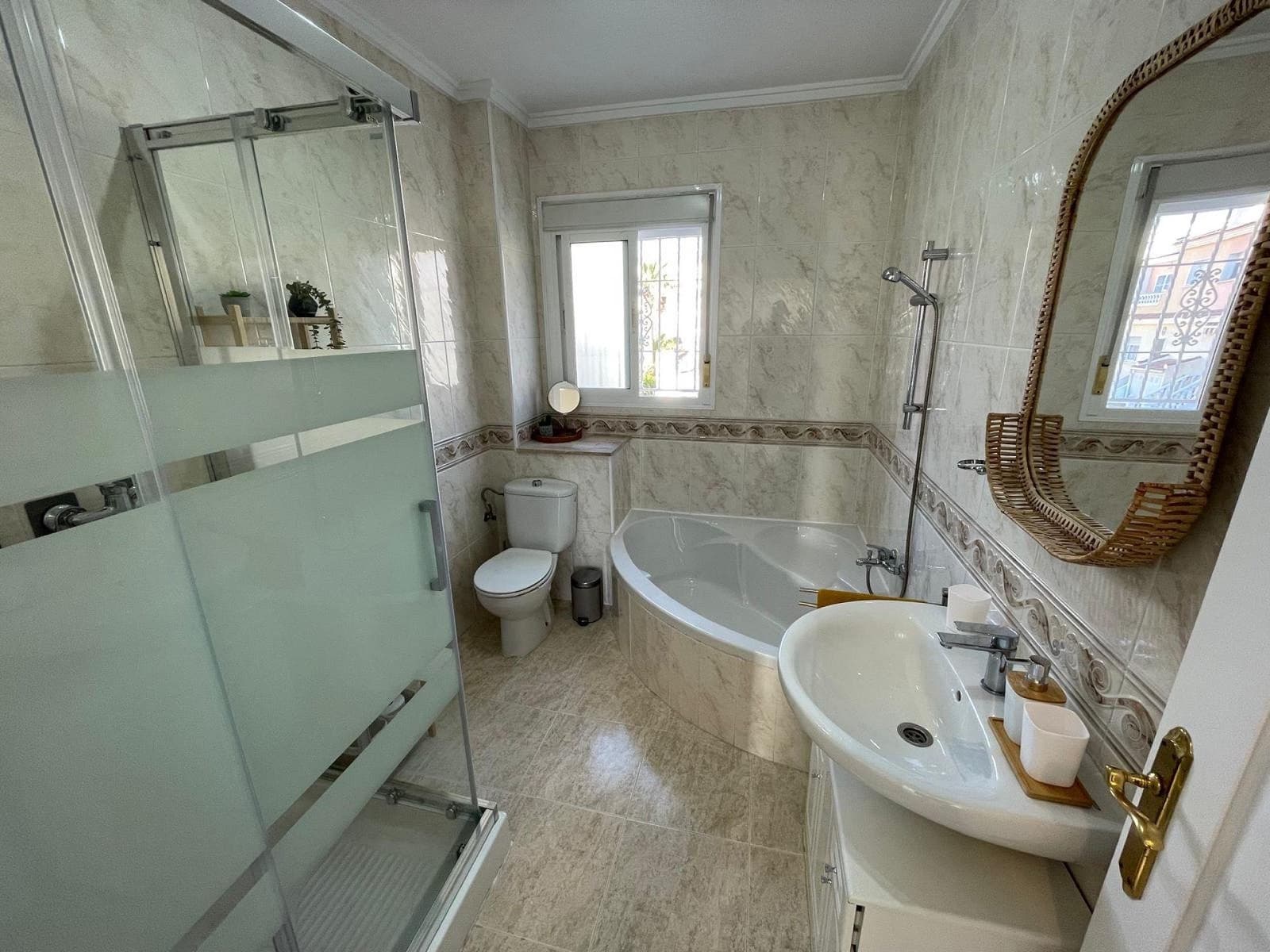 3 slaapkamer Rijtjeshuis te koop in Dona Pepa met zwembad - € 239.900 (Ref: 9892305)