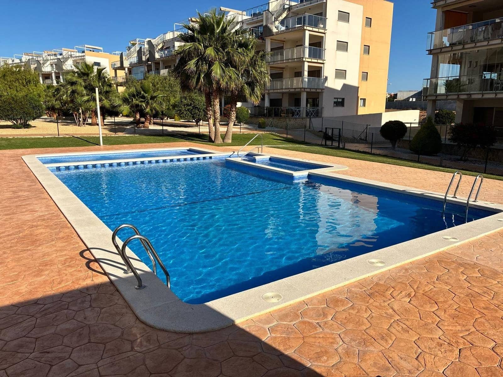 Apartamento de 3 habitaciones en Playa Flamenca en venta con piscina - 324.900 € (Ref: 9892307)