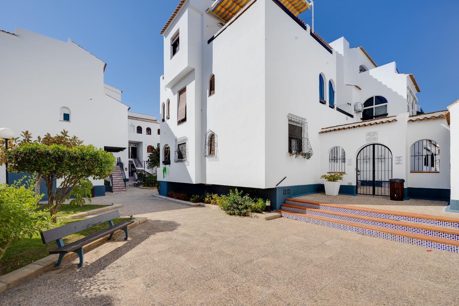 Bungalow de 2 habitaciones en Torrevieja en venta con piscina - 139.500 € (Ref: 9893823)